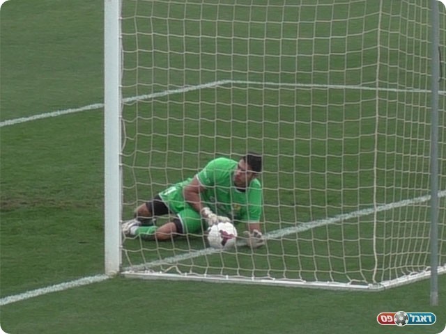 הכדור לא עובר את קו השער (שקד מורג)